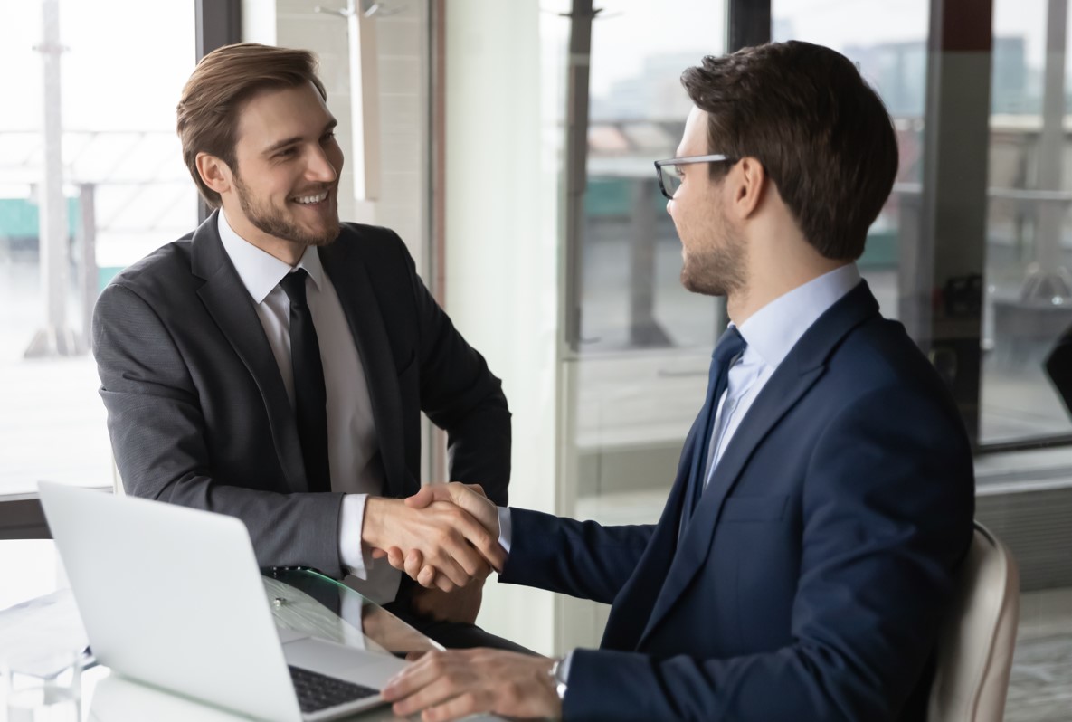 Dos empresarios se dan la mano, reflejando la calidad de la relación que Movianto pretende construir con sus clientes.